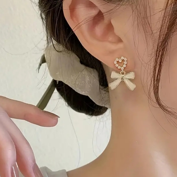 Beautiful Heart Pearl Bow Earrings - Picture 3 of 3